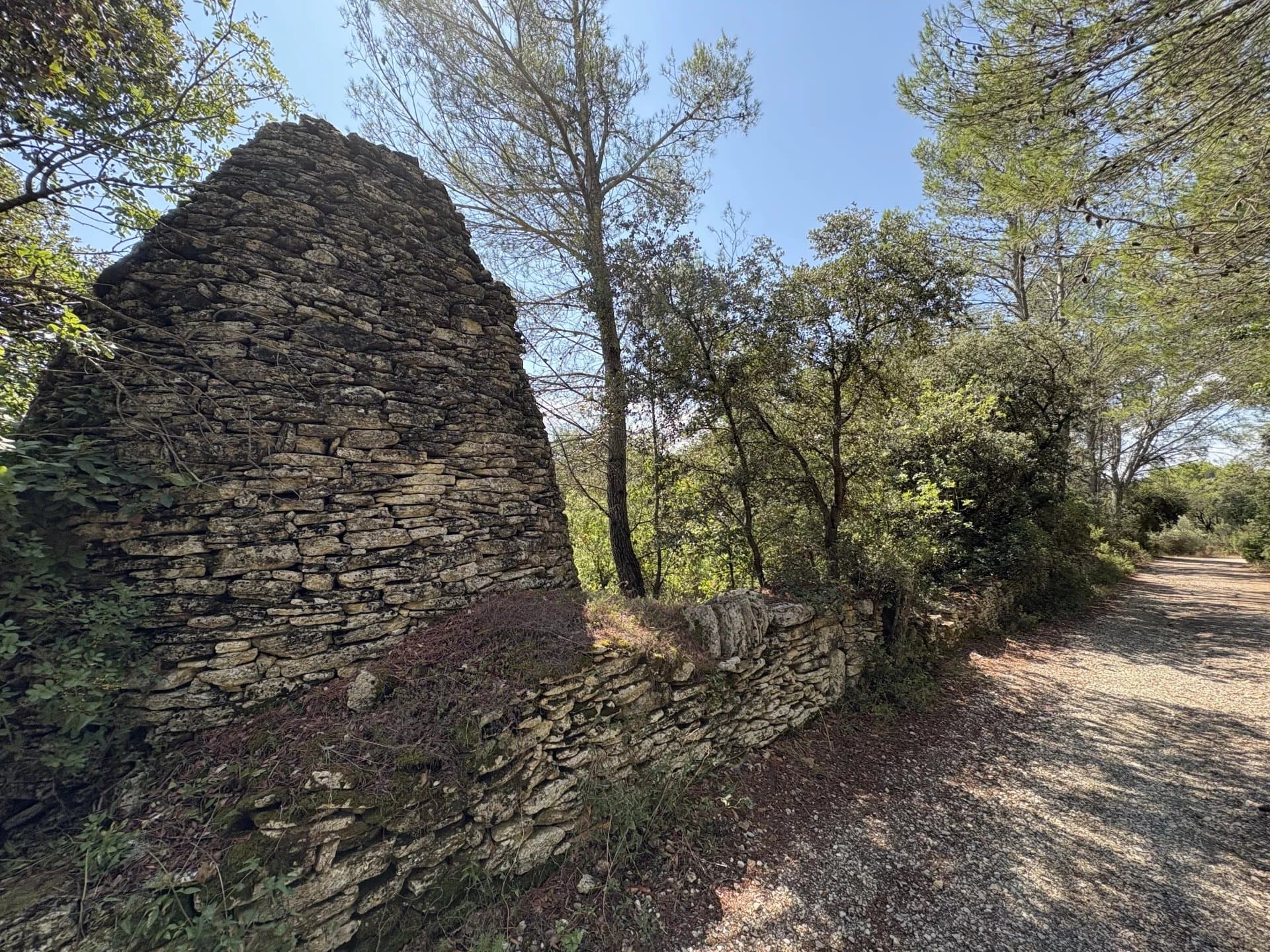 Capitelle + Terrain de 6 275 m² - 30700 UZES